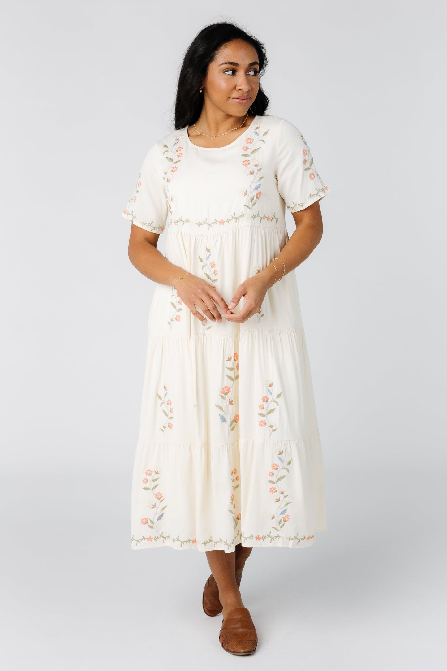 Cream embroidered midi with short sleeves and embroidery