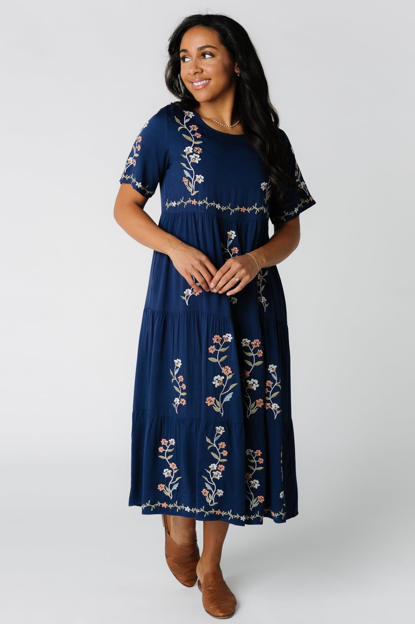 Short sleeve midi dress with embroidery in navy