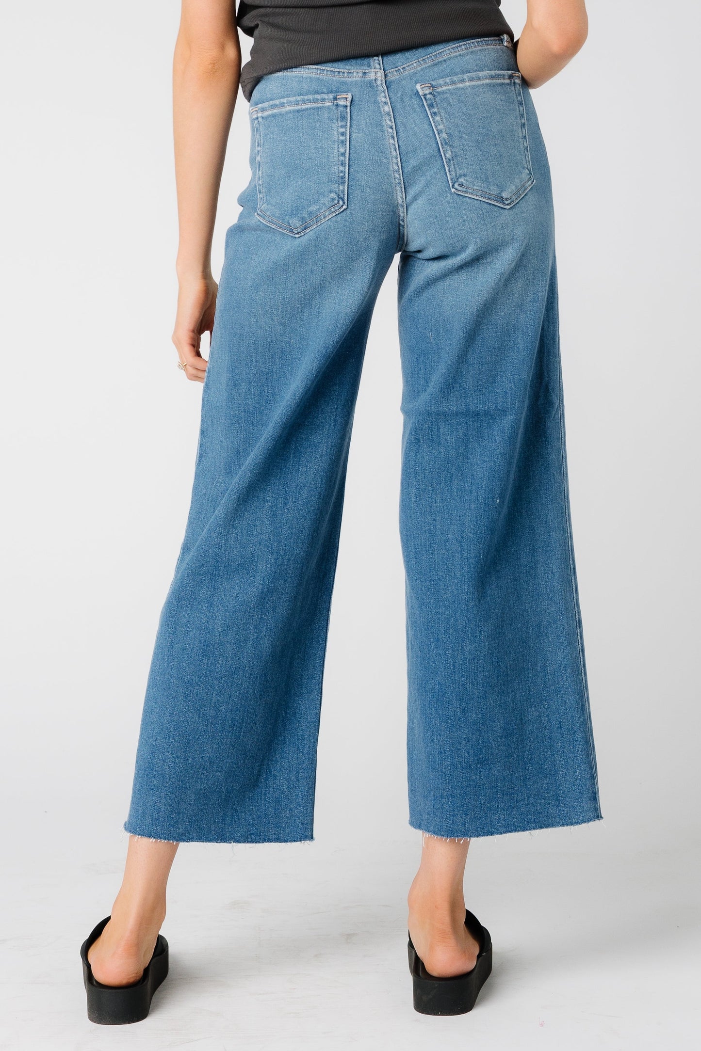 Cropped length jeans with wide leg