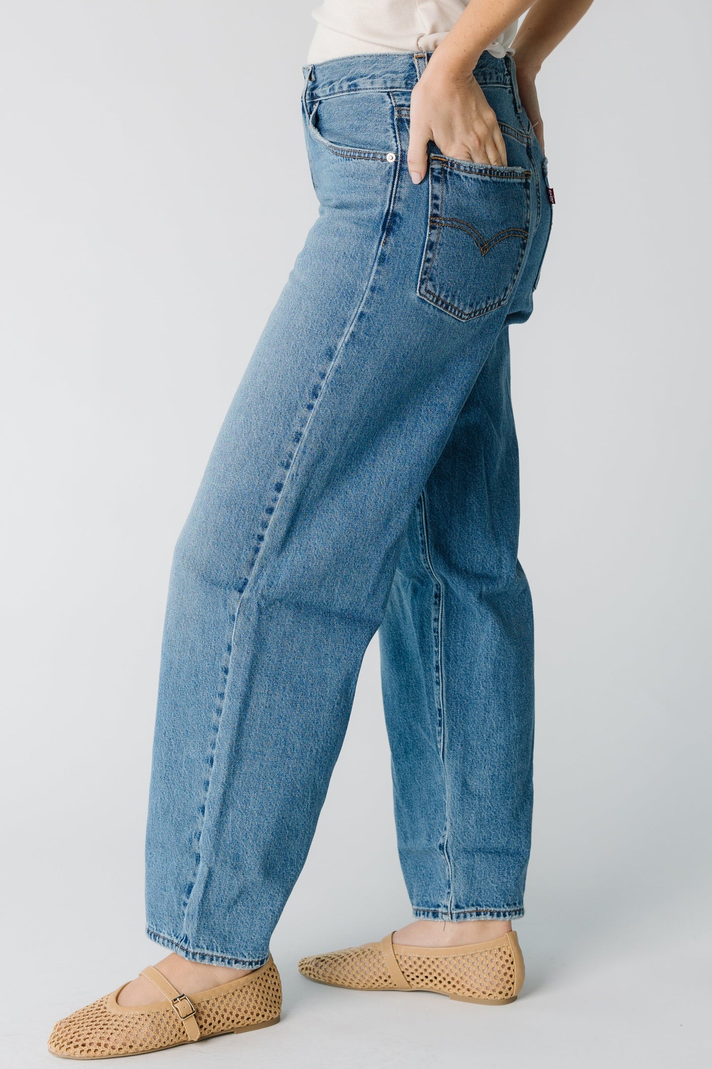 Side view of wide loose Levi's jeans A3494