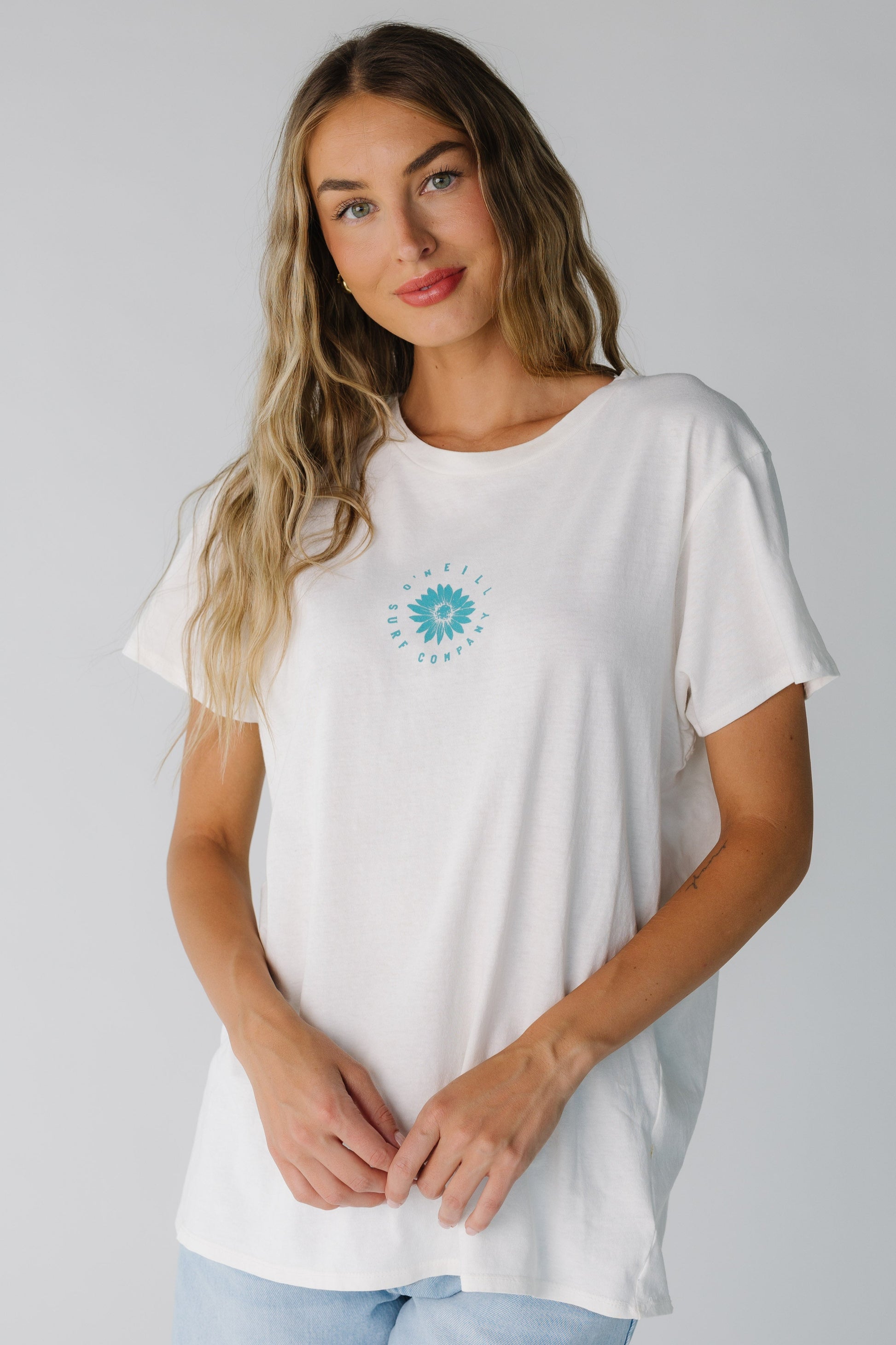 Modest O'Neill graphic tee with small front centered graphic SU5418031