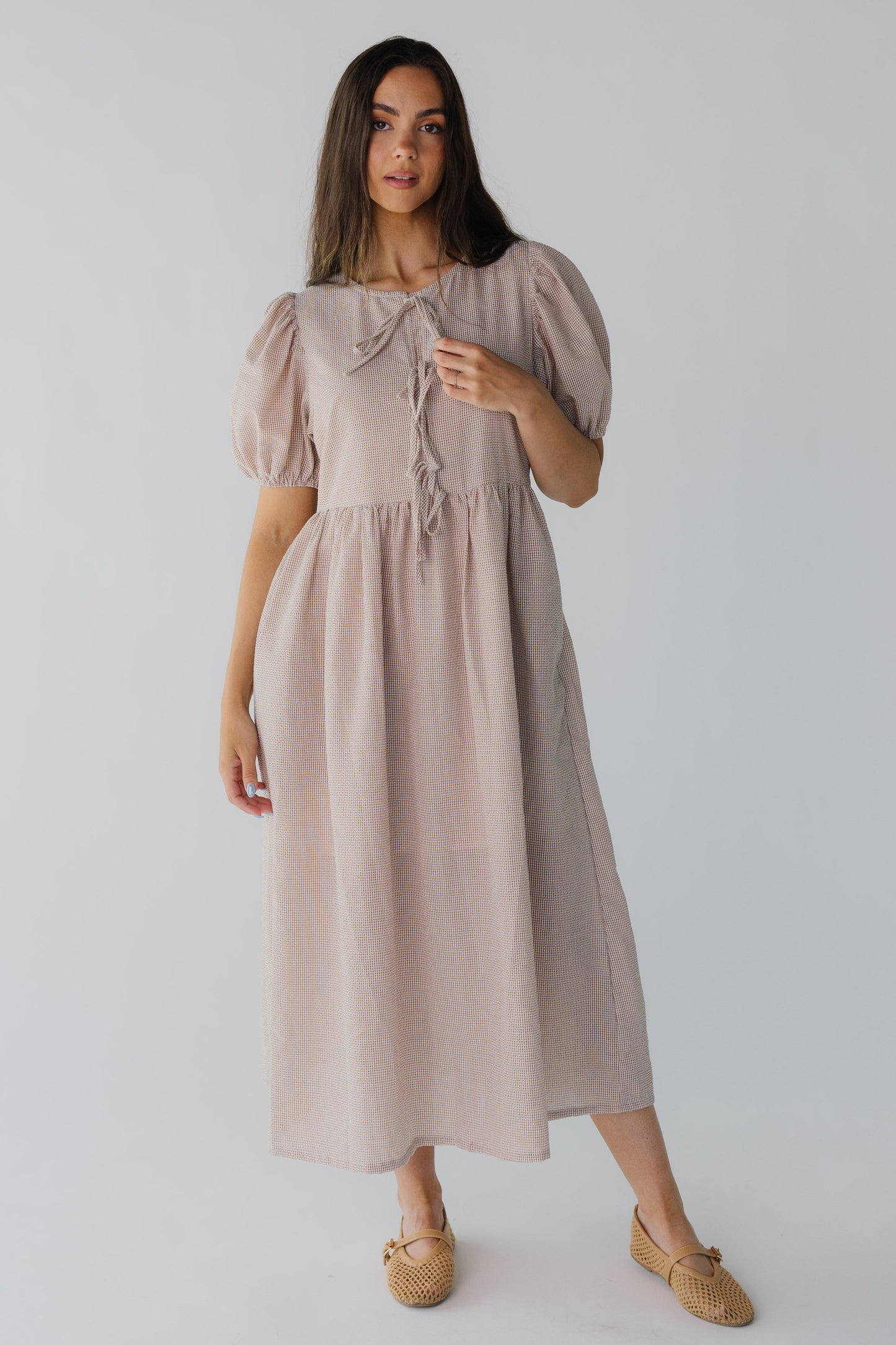 Brown gingham midi with short sleeves and pockets with bodice tie closure