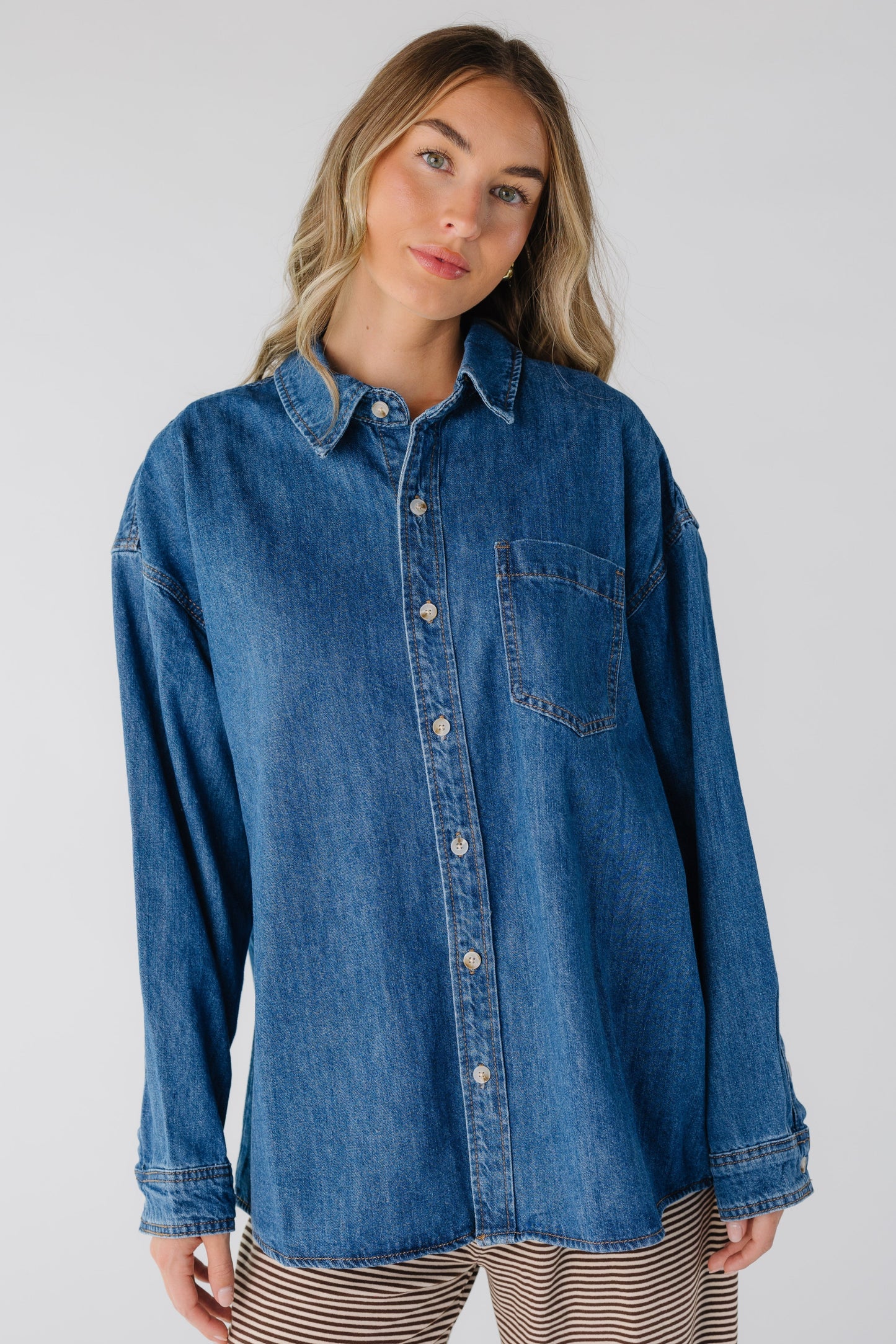 Woman wearing a long sleeve denim shirt with long sleeves and front patch pocket