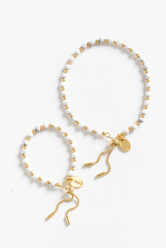 Baby bracelet of white marble and gold beads