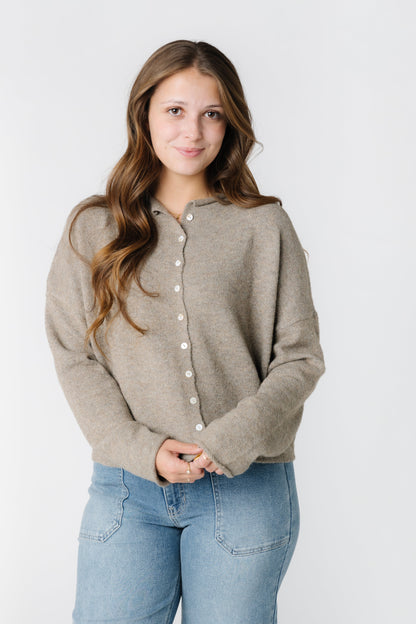 Mocha cardigan with round neckline and long sleeves