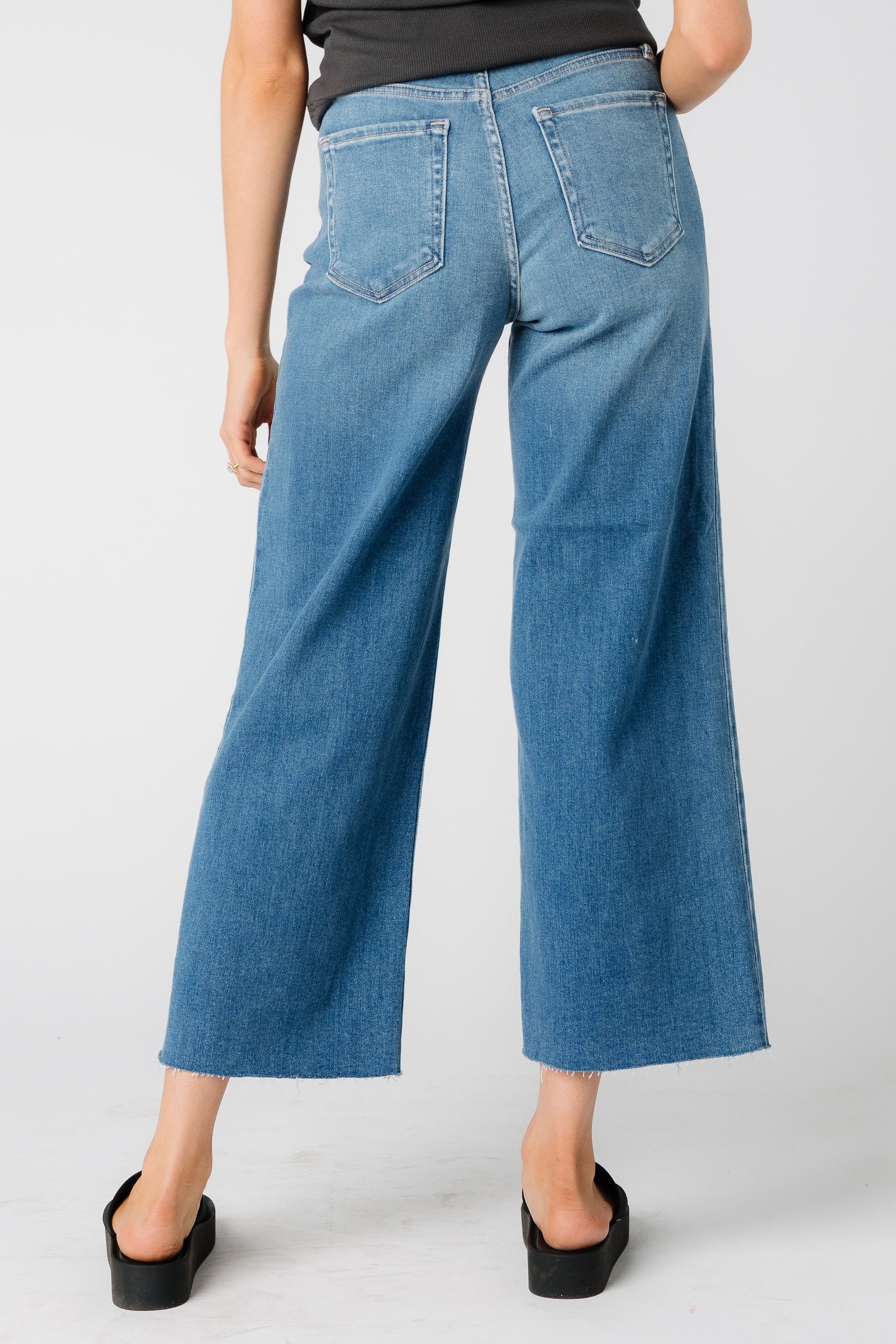 Cropped length jeans with wide leg