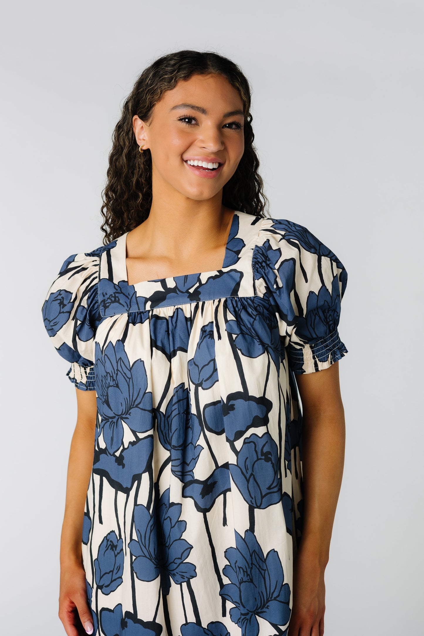 Floral print dress with square neckline and short puff sleeves 