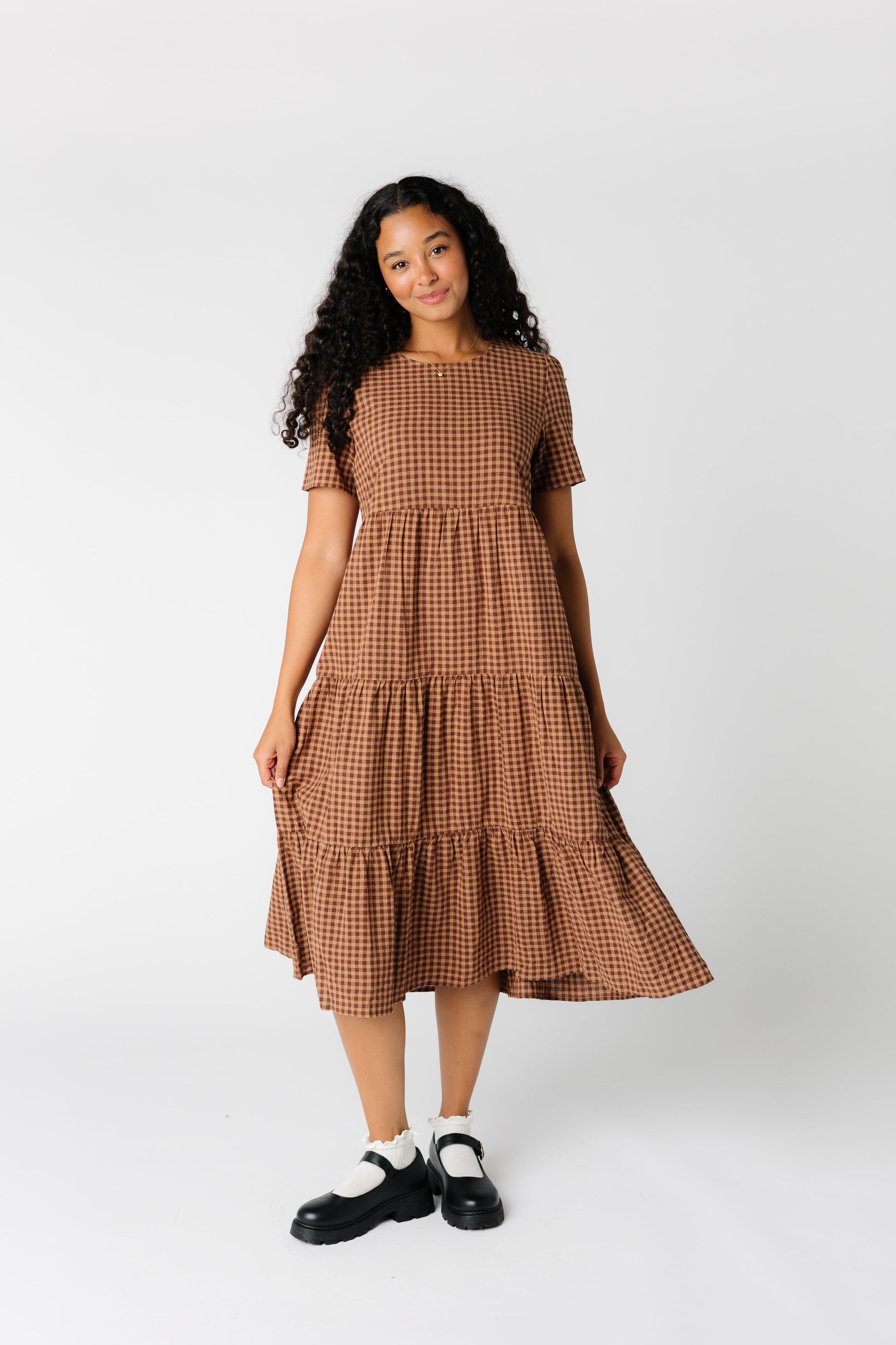 Gingham midi dress with short sleeves and round neckline