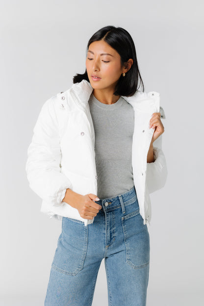 White puffer jacket with long sleeves and pockets