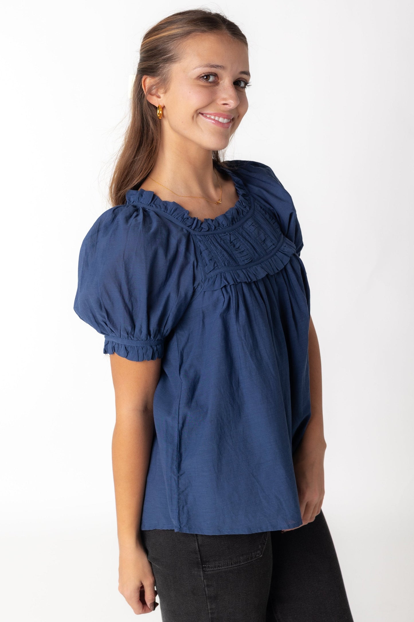 Short sleeve top with short puff sleeves and ruffles in blue