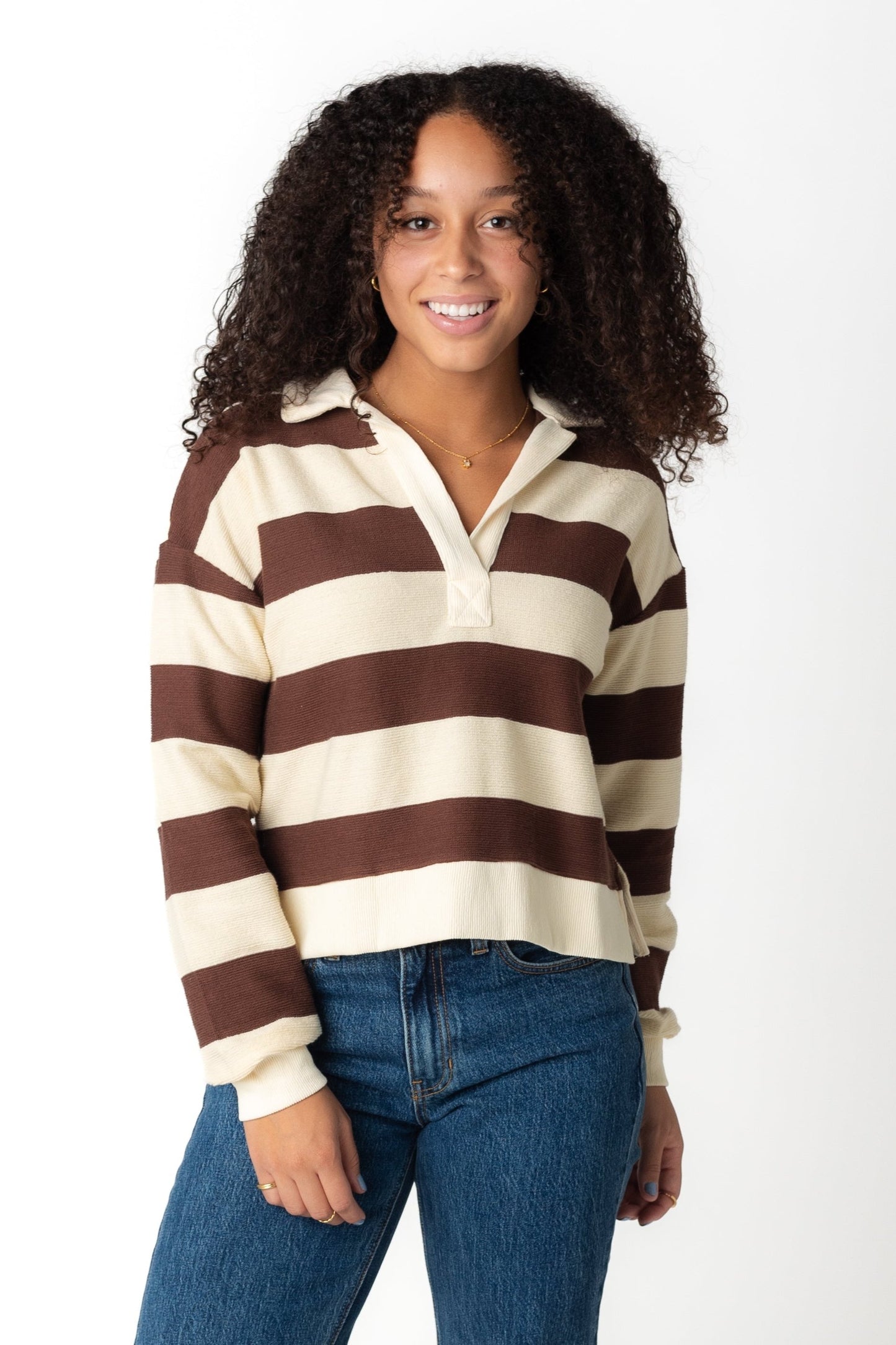 Brown stripe top with V-neckline and pointed collar with long sleeves