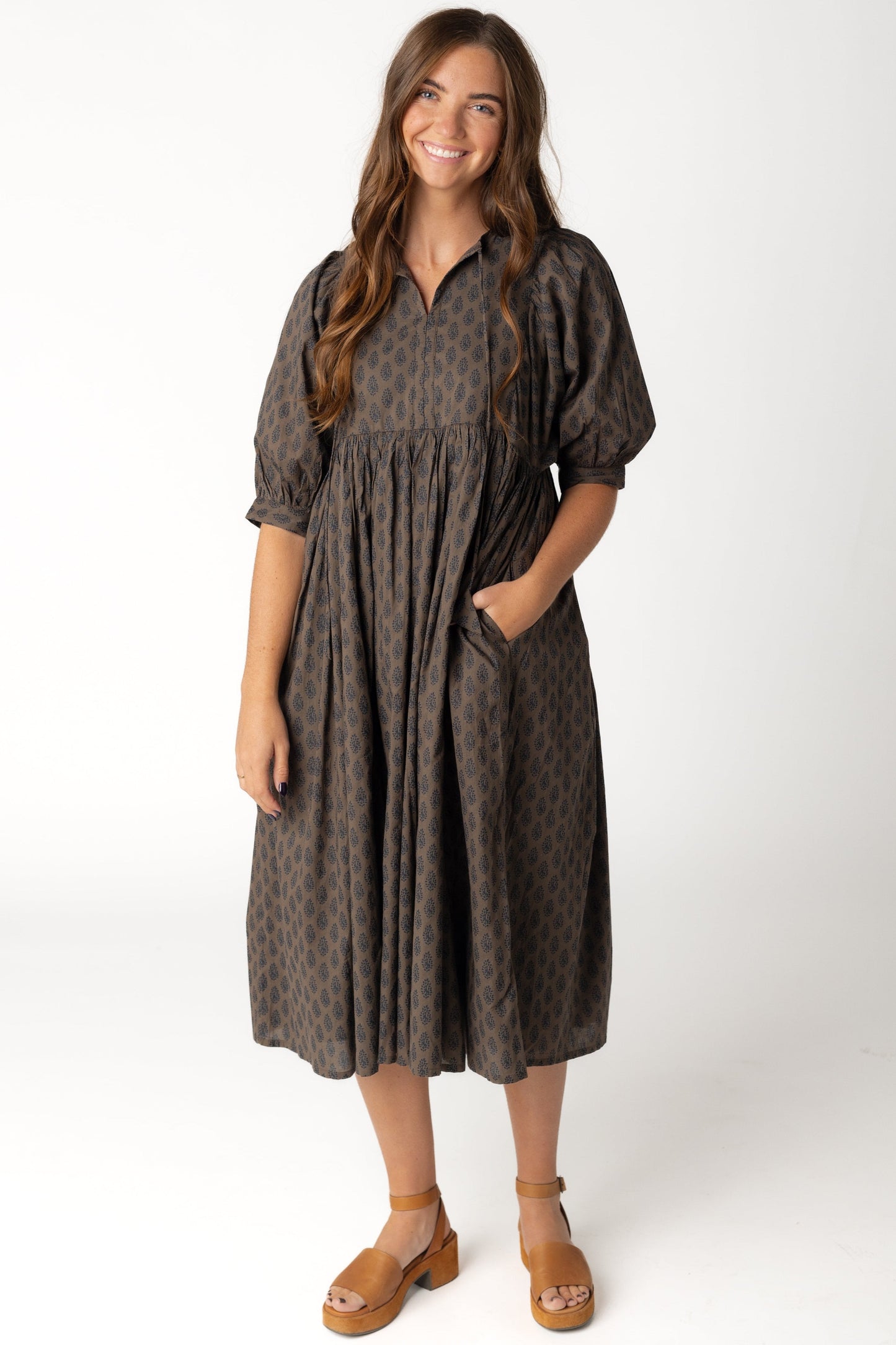 Loose fitting brown midi dress with V-neckline and half length sleeves