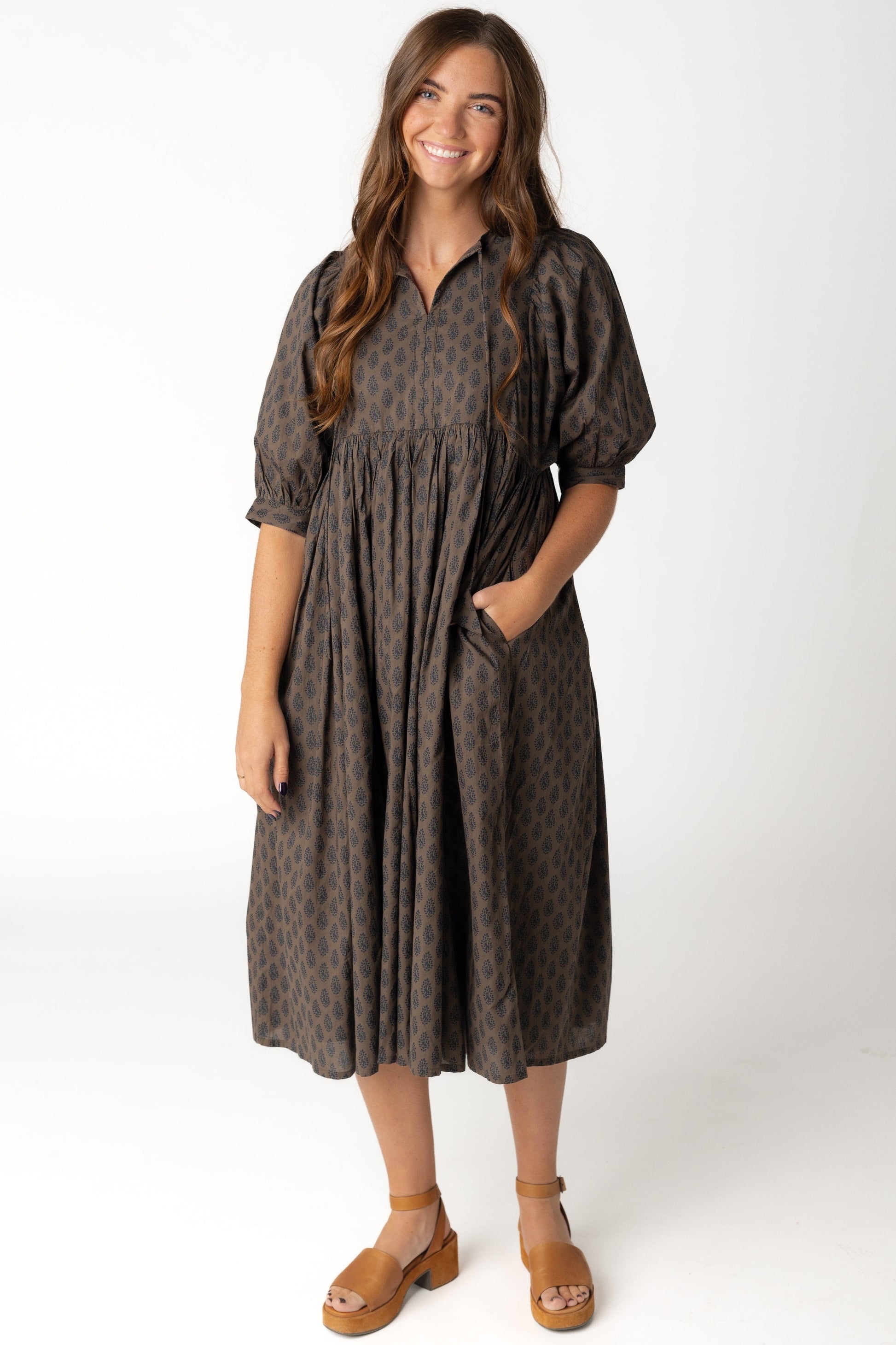 Loose fitting brown midi dress with V-neckline and half length sleeves