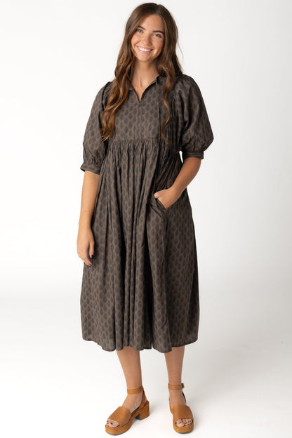 Loose fitting brown midi dress with V-neckline and half length sleeves
