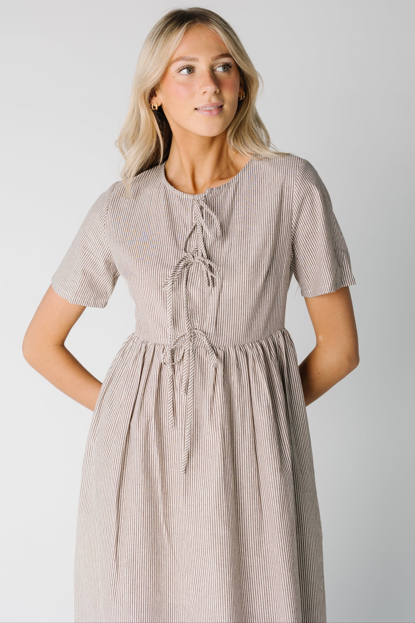 Brown stripe midi with short sleeves and 3 tie front closure