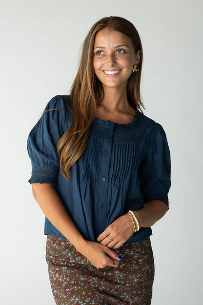 Modest women and teens blouse with square neckline and short sleeves
