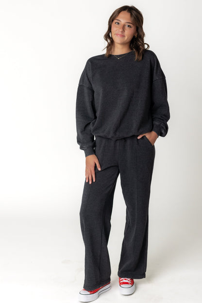 Black sweat set with long sleeves, pockets and wide legs