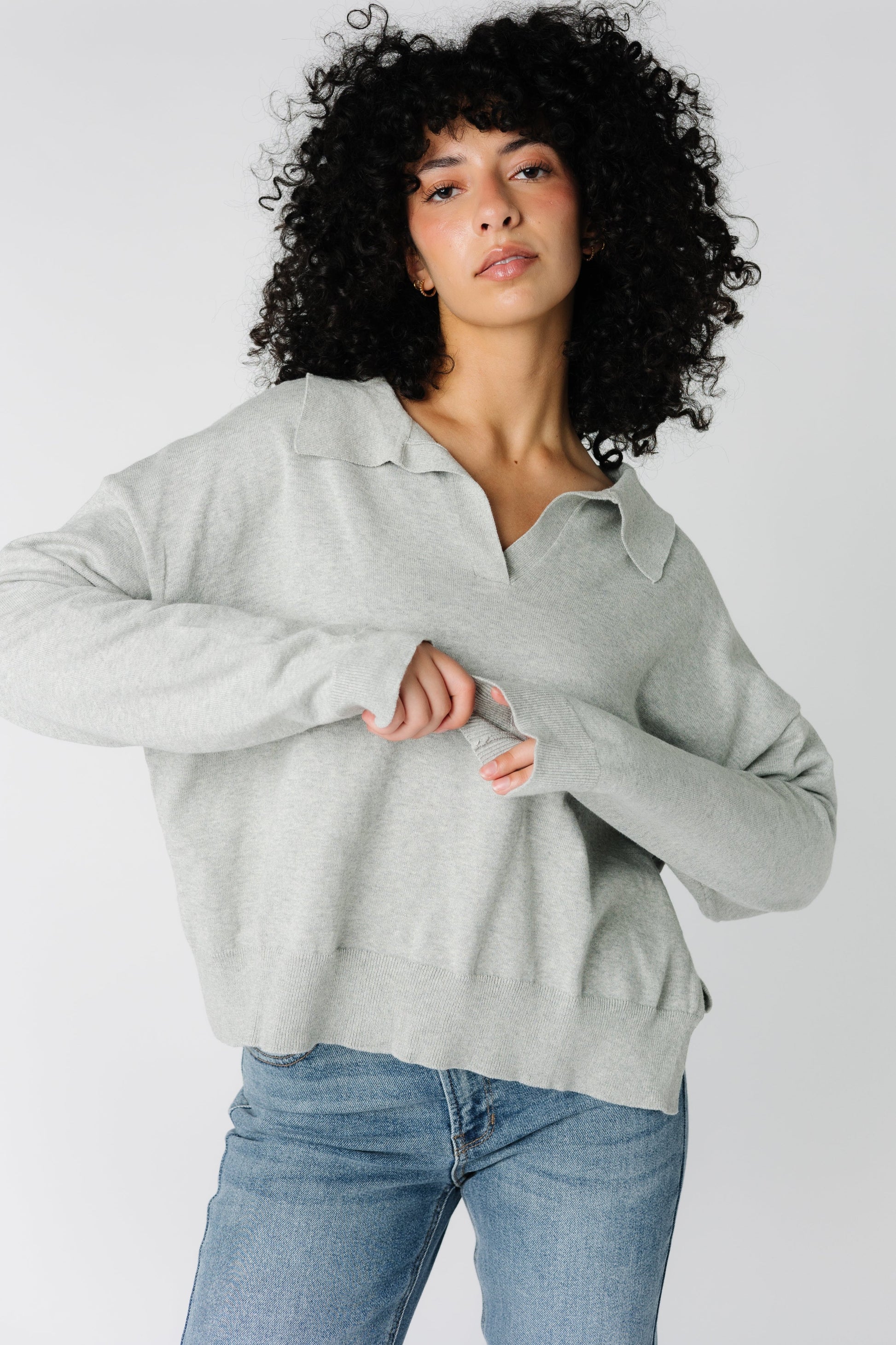 Light grey sweater with V-neckline and collar