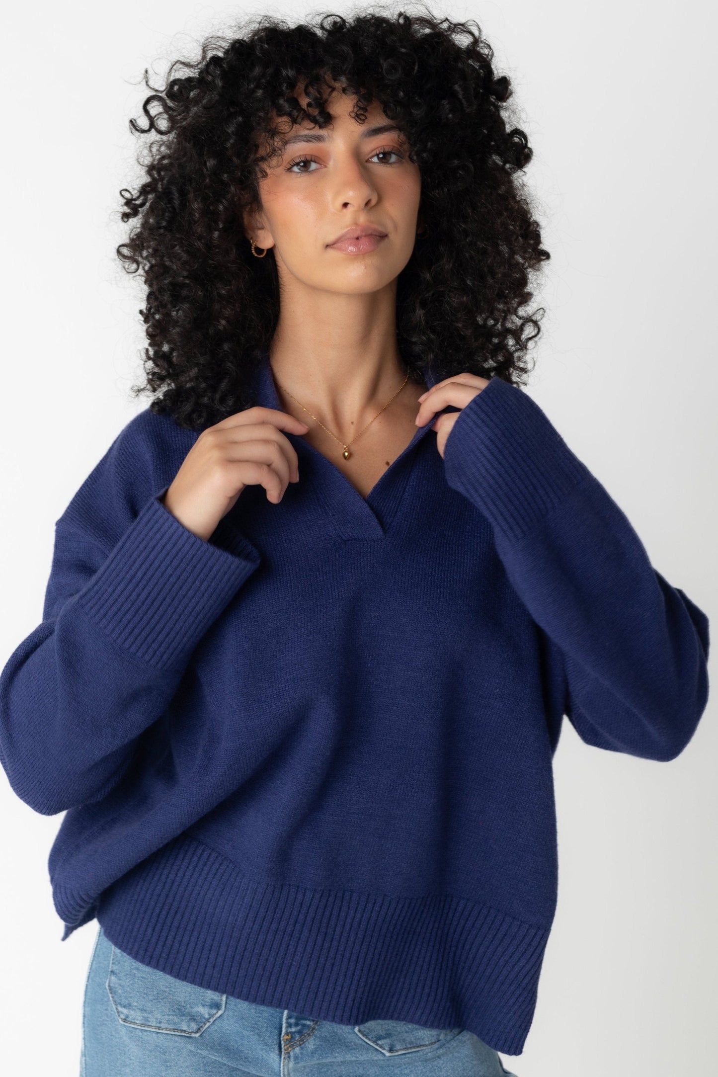 Loose fitting navy sweater with long sleeves