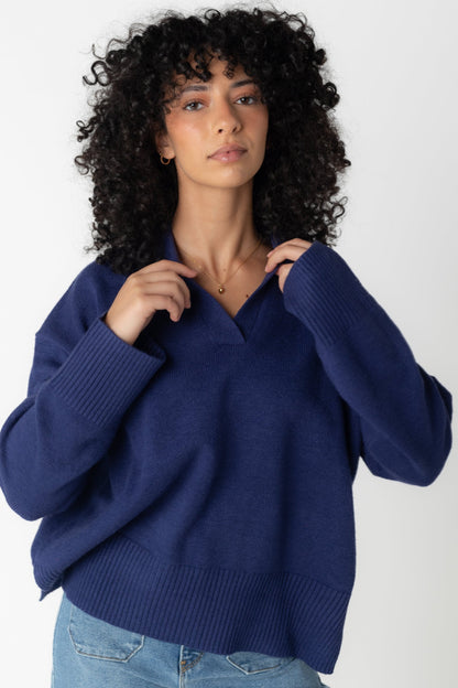 Loose fitting navy sweater with long sleeves