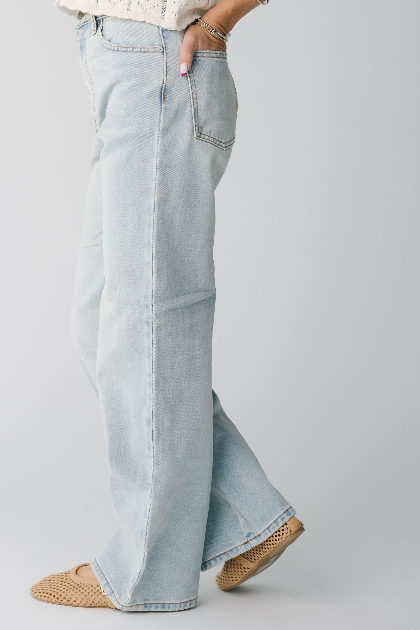 Side view of wide straight leg jeans in light denim ABJDP00163 BZRW