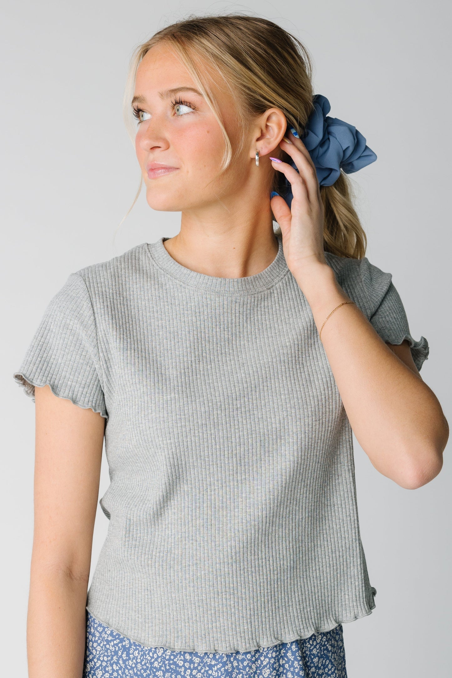 Grey ribbed top withshort sleeves