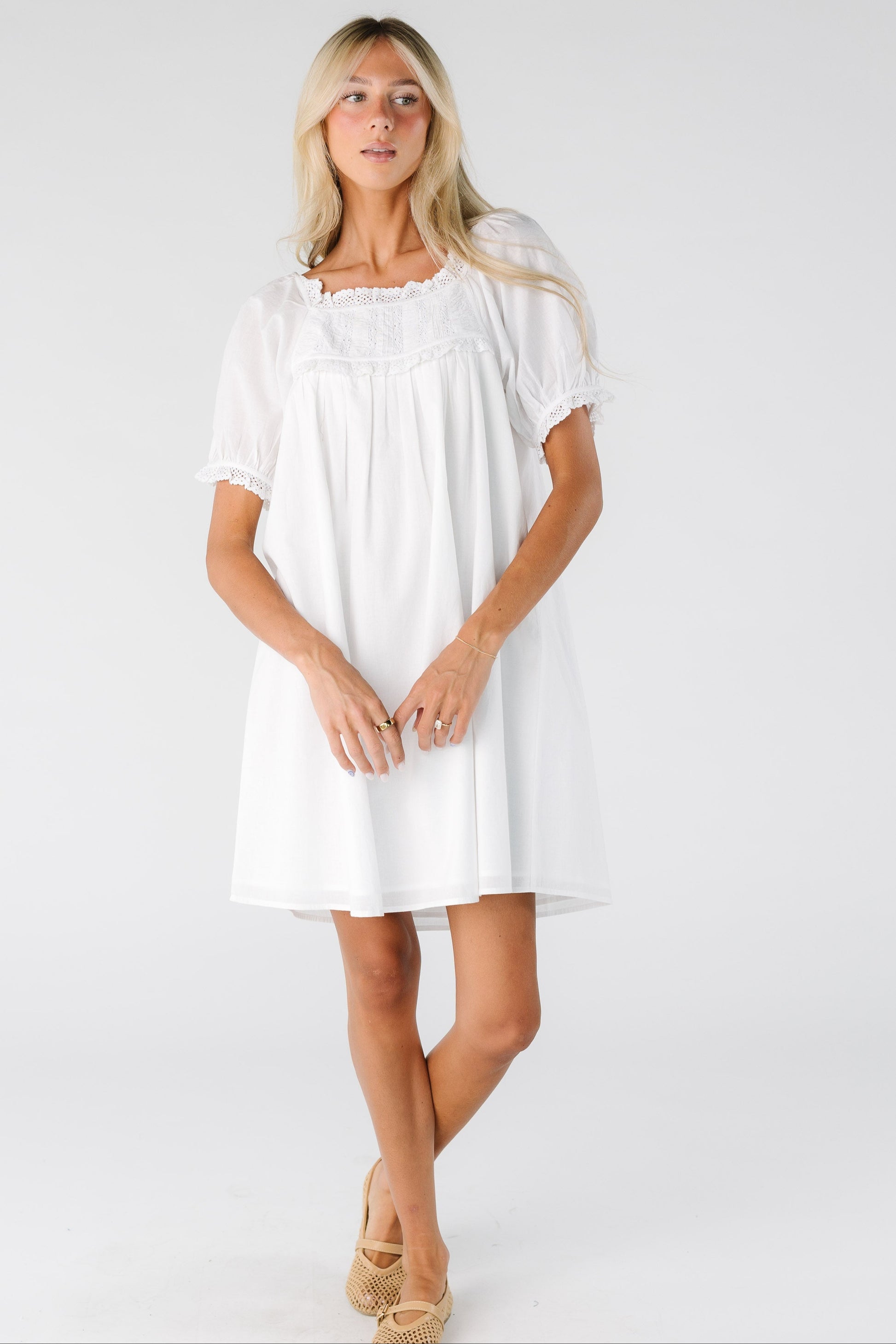 Woman wearing a white short dress with short sleeves