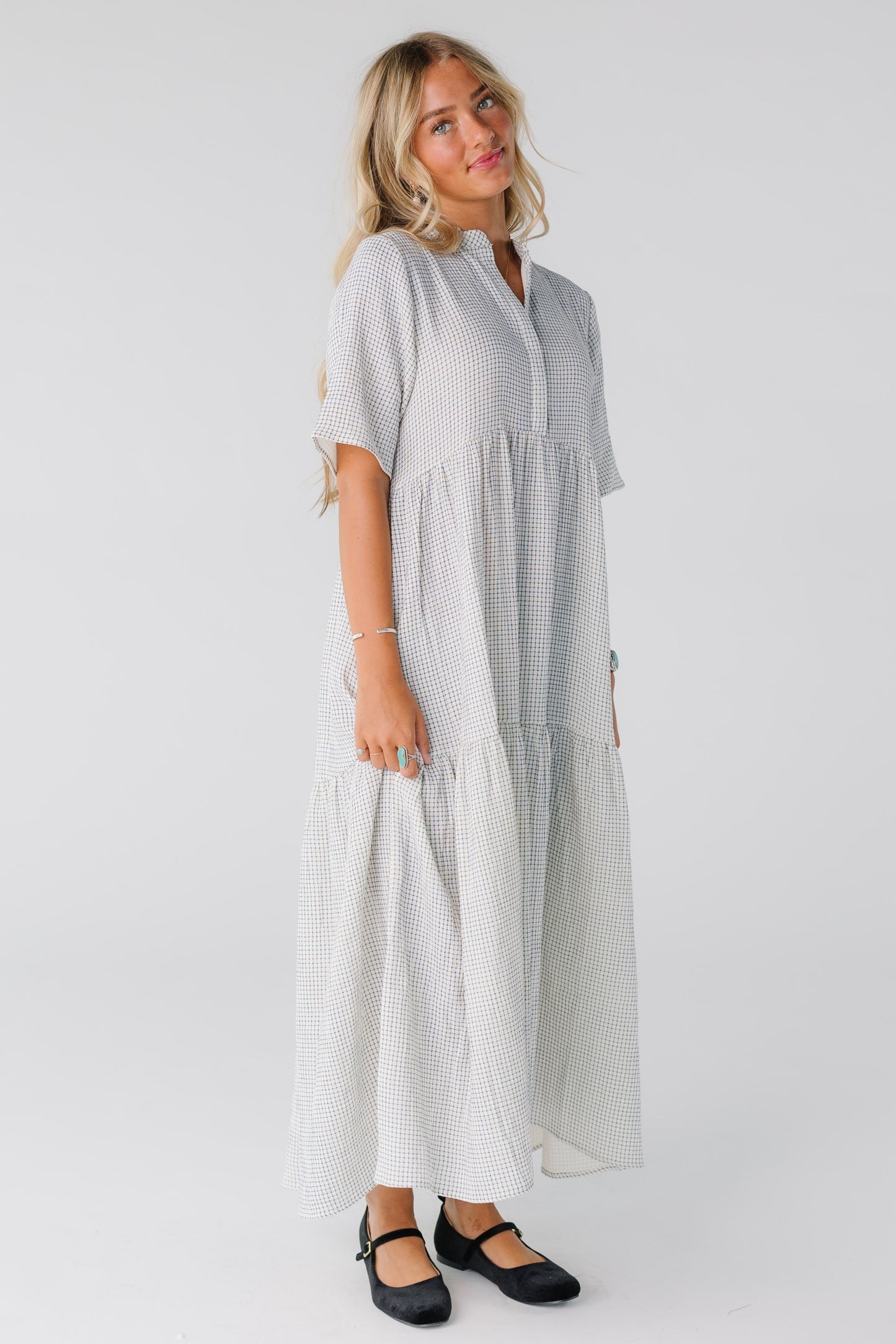 Modest woman's midi dress with V-neckline and short sleeves in white and black print
