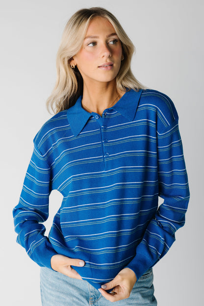 Blue pointed collar sweater with long sleeves