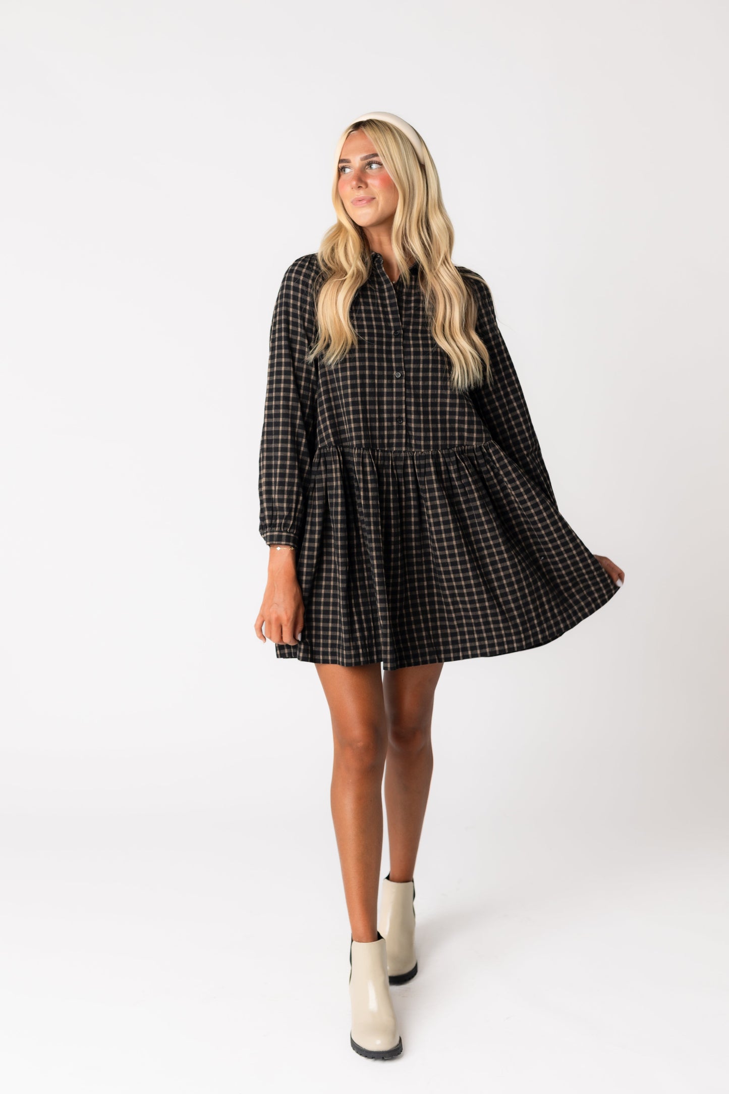 Loose fitting dress with pointed collar