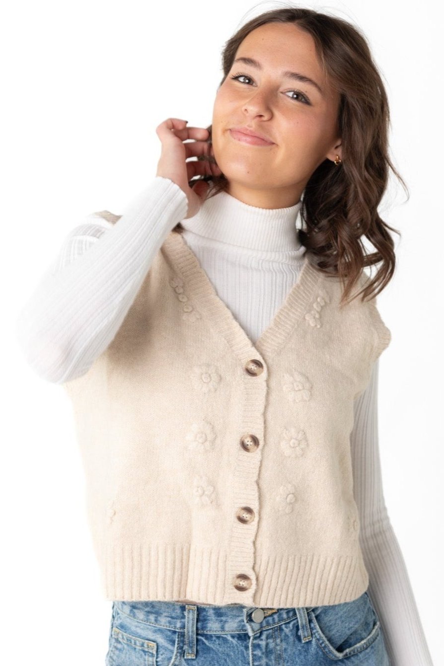 Cream button embroidery sweater vest with scallop edges