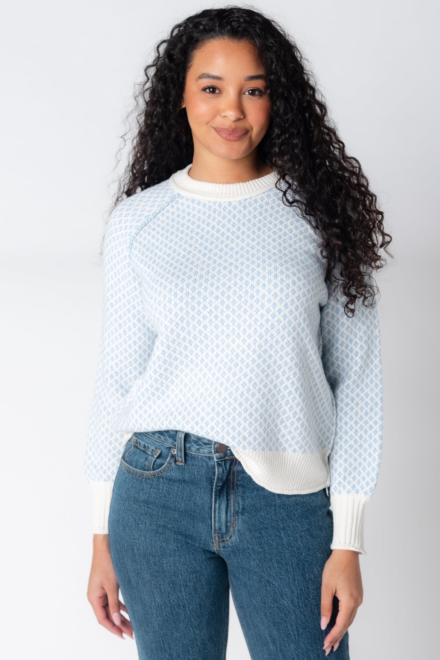 Long sleeve blue patterned sweater with long raglan sleeves