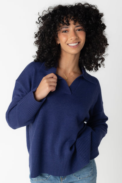 Modest V-neck sweater with pointed collar and long sleeves