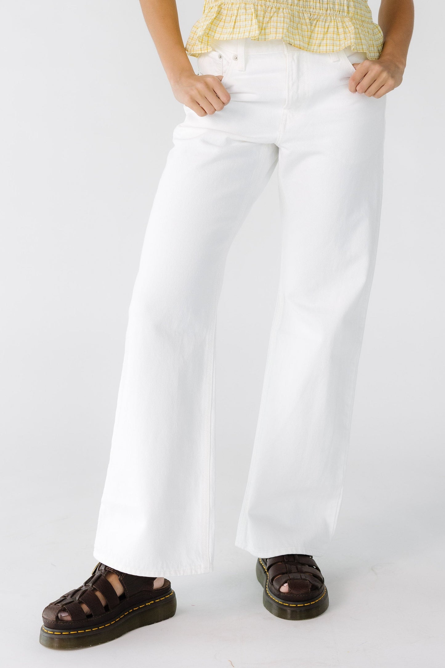 Teenage girl wearing a pair of wide cut jeans in white from Levi's. 005DO
