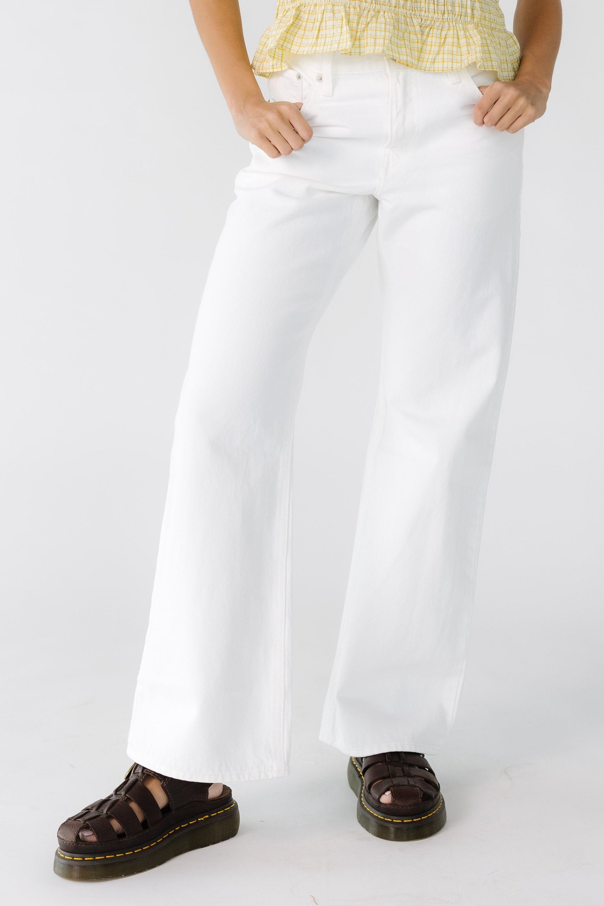 Teenage girl wearing a pair of wide cut jeans in white from Levi's. 005DO