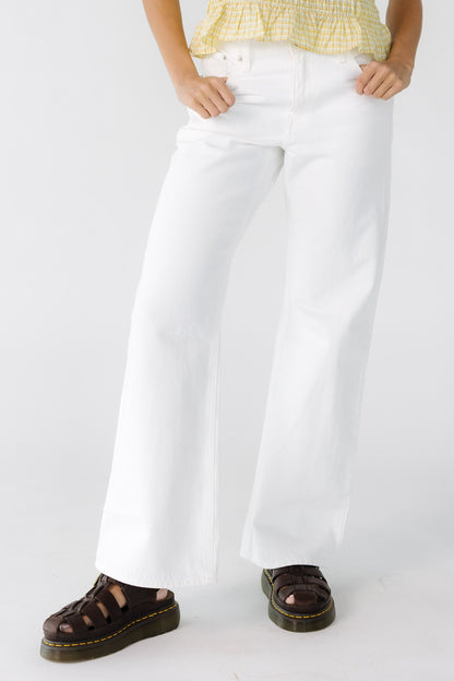 Teenage girl wearing a pair of wide cut jeans in white from Levi's. 005DO