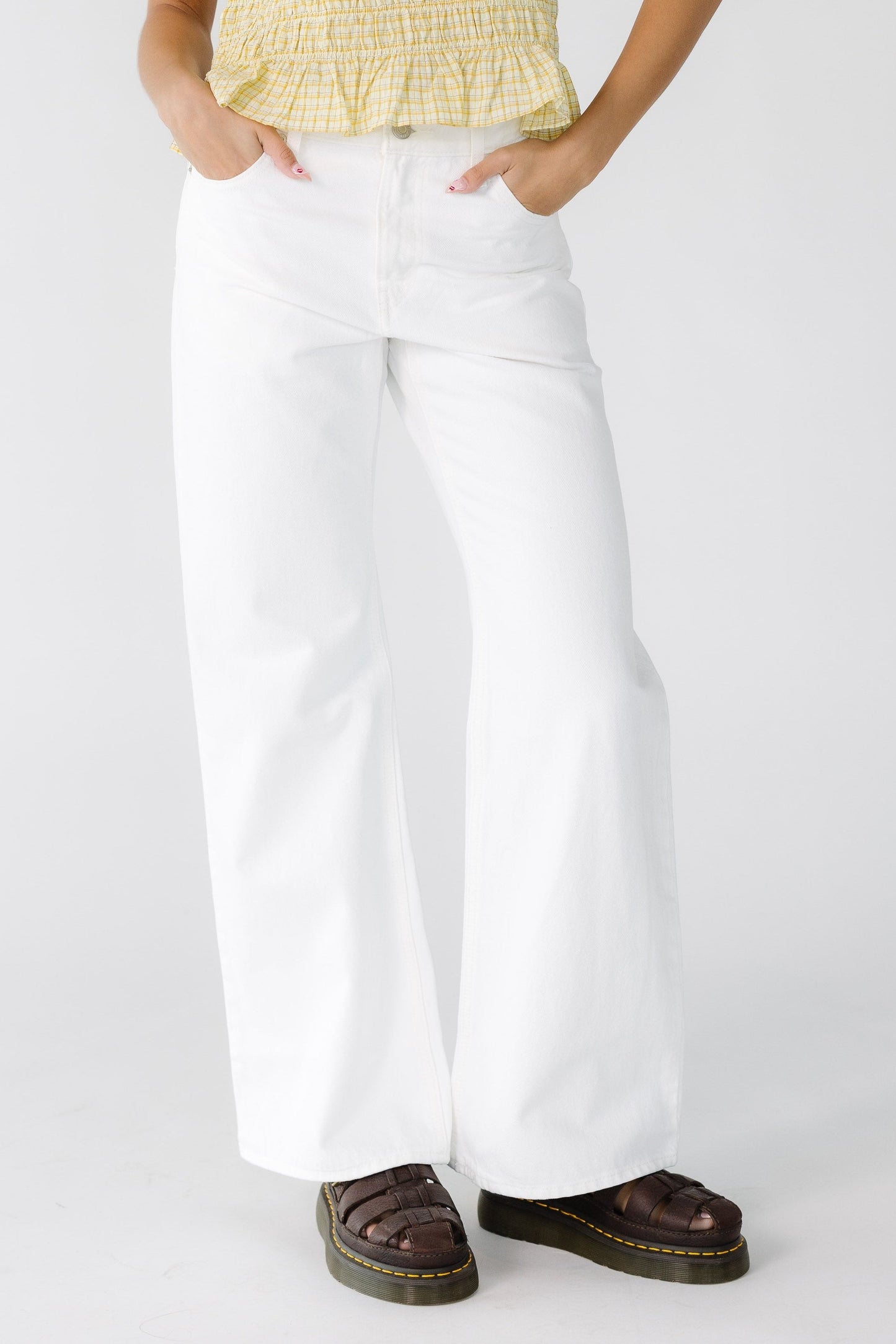 Teen girl wearing white wide leg jeans from Levi's. 
