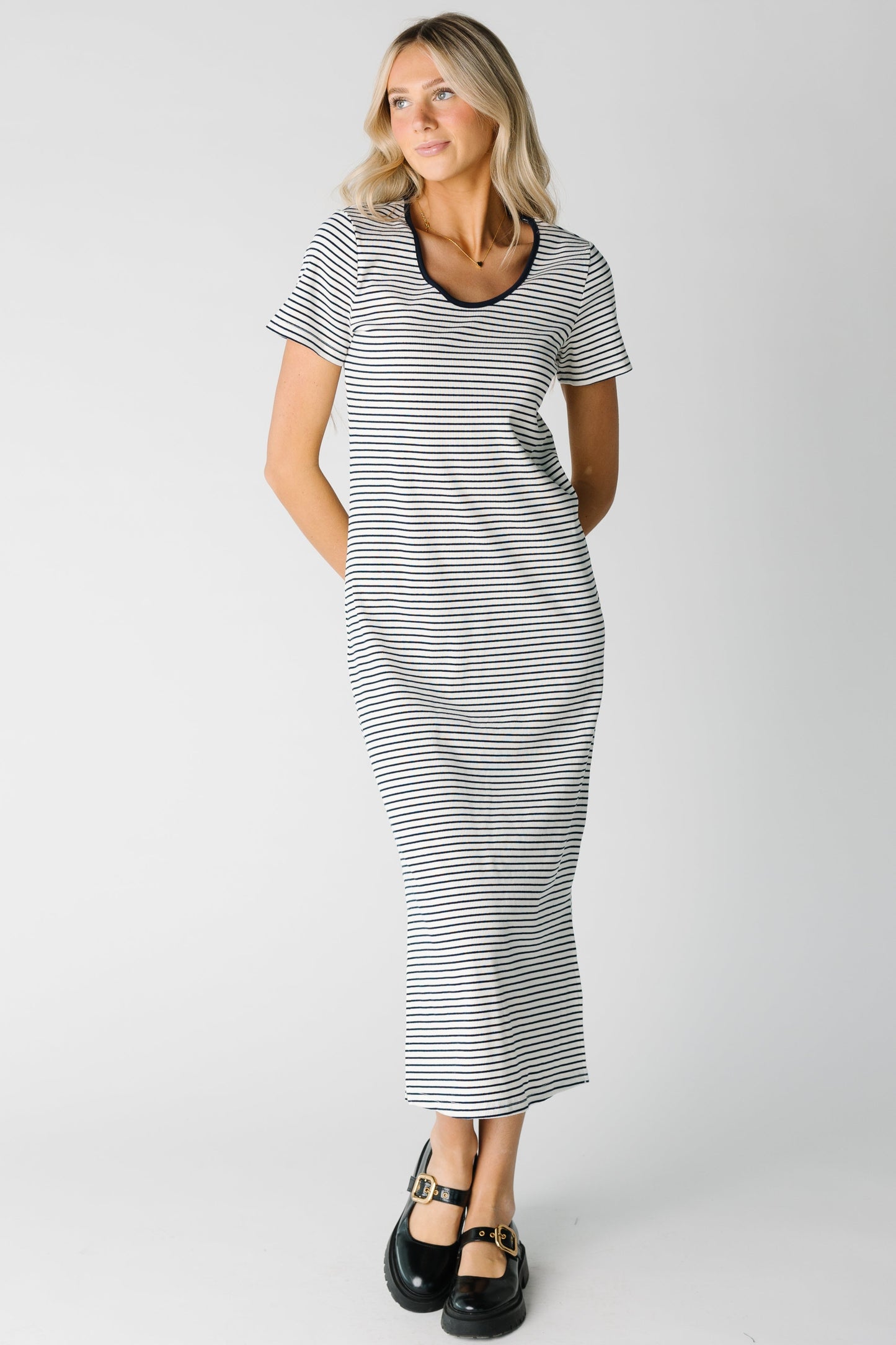 Closer fitting t-shirt midi dress with short sleeves and side slit