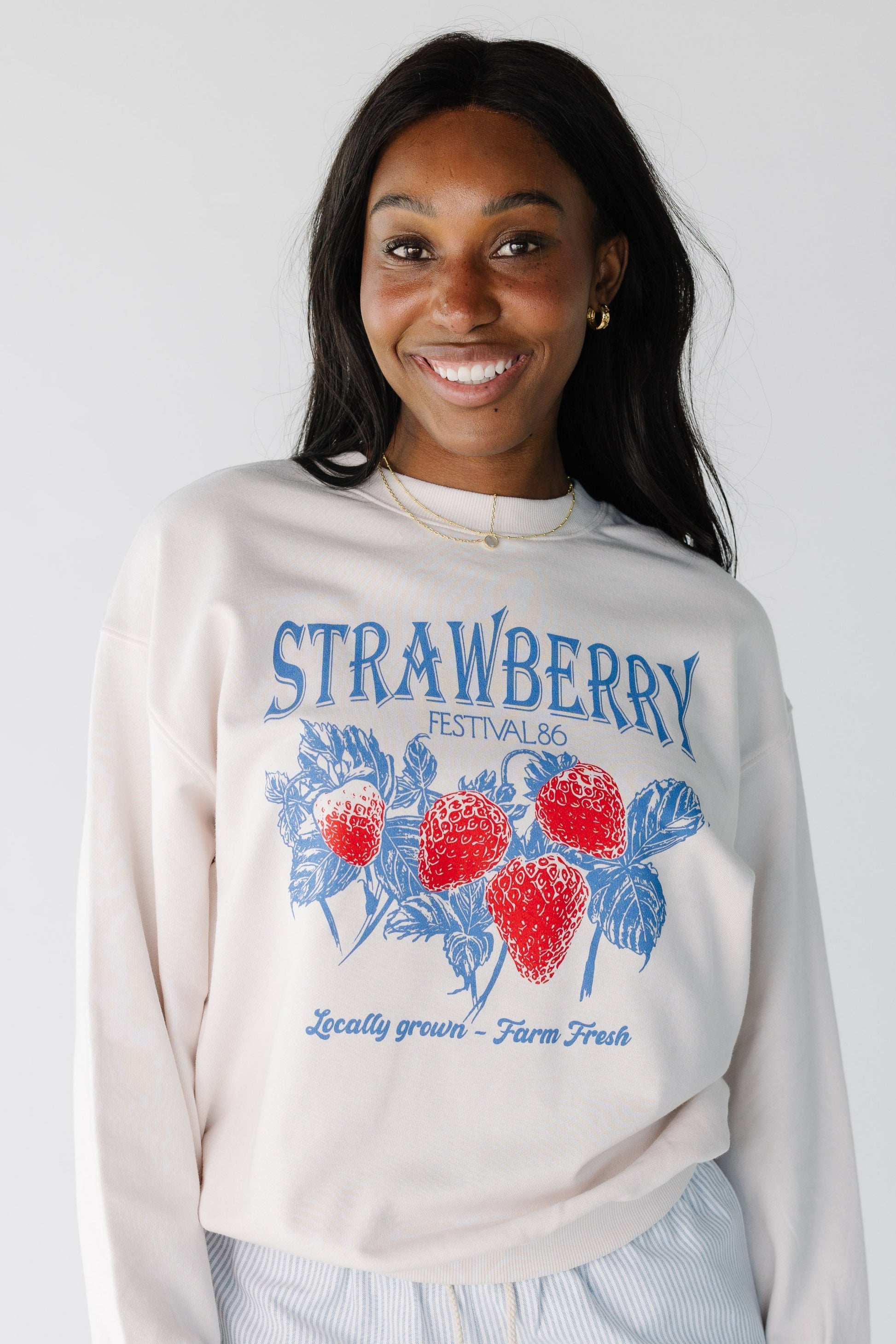 Strawberry graphic white sweatshirt with long sleeves