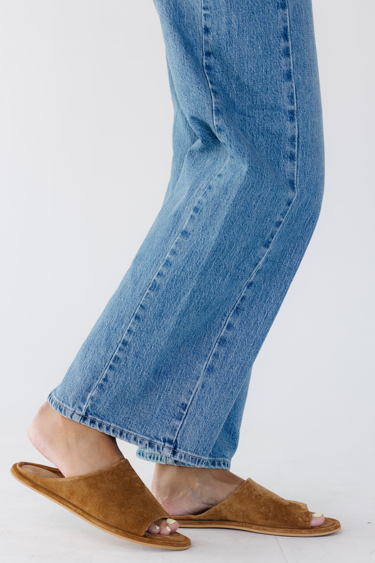 Woman wearing wide leg jeans showing the side panel.