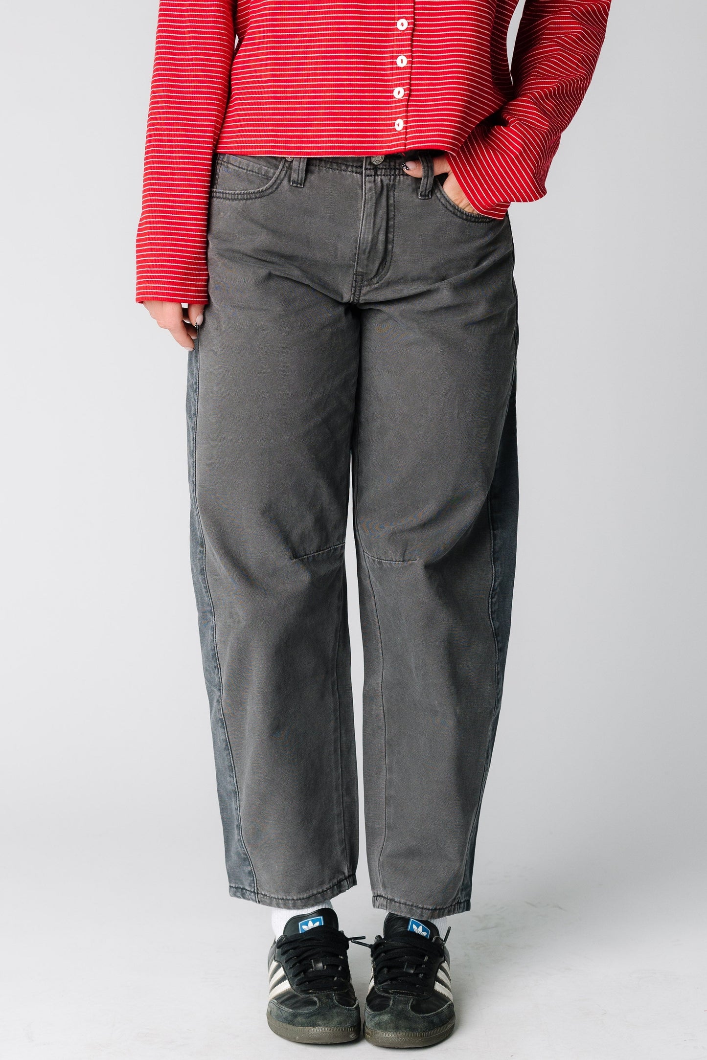 Woman wearing a pair of Roxy barrel jeans in grey RP25926T6400