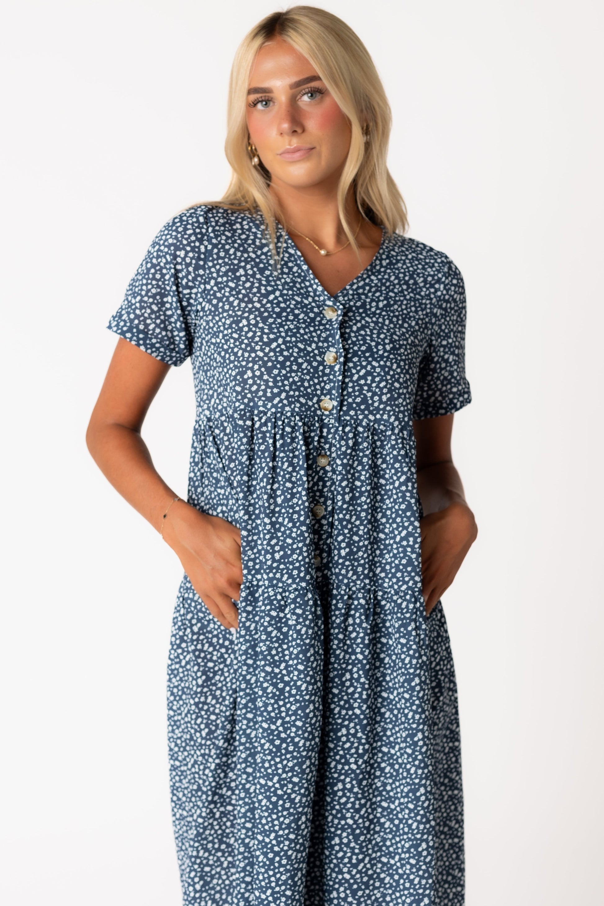 Button down Keri dress with V-neckline and short sleeves