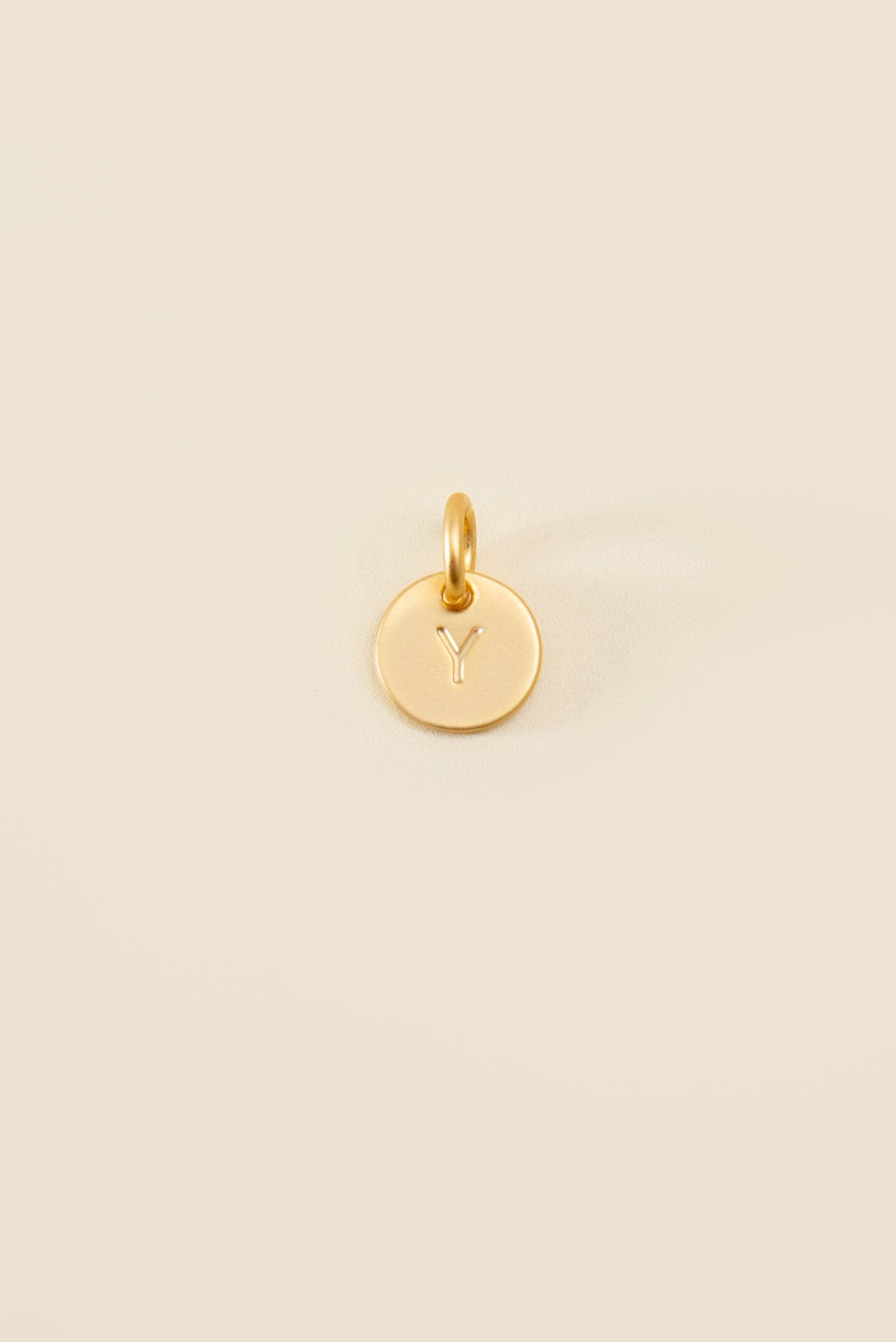 Small Letter Disk Pendant WOMEN'S JEWELRY Cove Matte Gold Y 